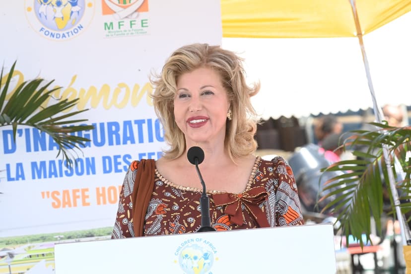 Adiaké : Dominique Ouattara inaugure une Maison des Femmes, symbole d’espoir et de résilience