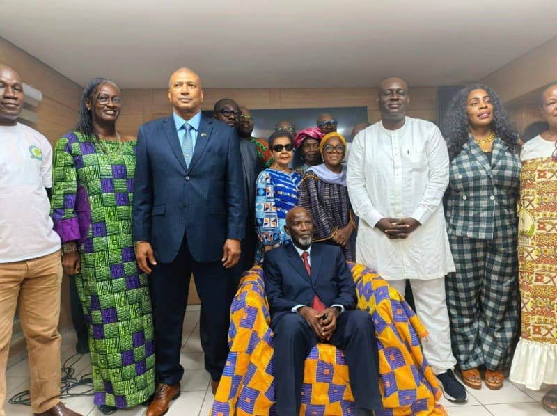 Lycée Ernest Boka d'Agboville : Silas METCH soutient l’association des anciens élèves (2AELMEBA)