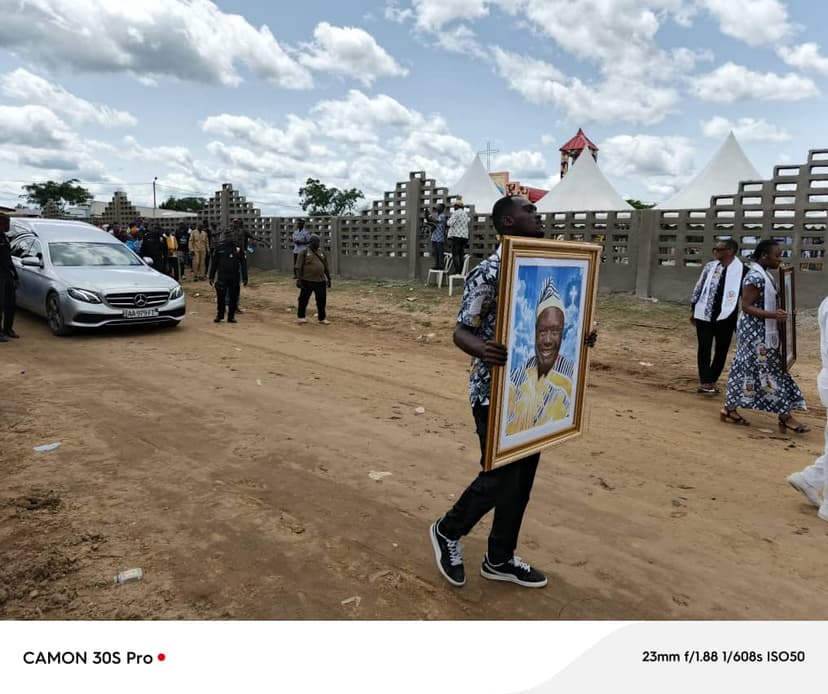 Deuil à Klaon : le ministre Amadou Koné aux côtés d’Anne Ouloto pour l’inhumation de son père, le colonel Victor Tiédé Ouloto