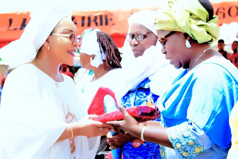 Fête des Mères dans le Tchologo : Une pluie de pagnes et d’amour signée Téné Birahima OUATTARA et Sarrhan Teinin OUATTARA