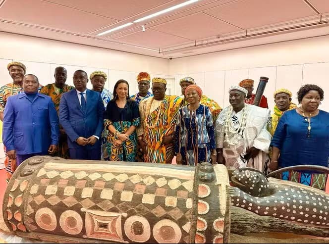 Restitution du tambour Djidji Ayôkwé : la Côte d’Ivoire retrouve une part de son patrimoine historique