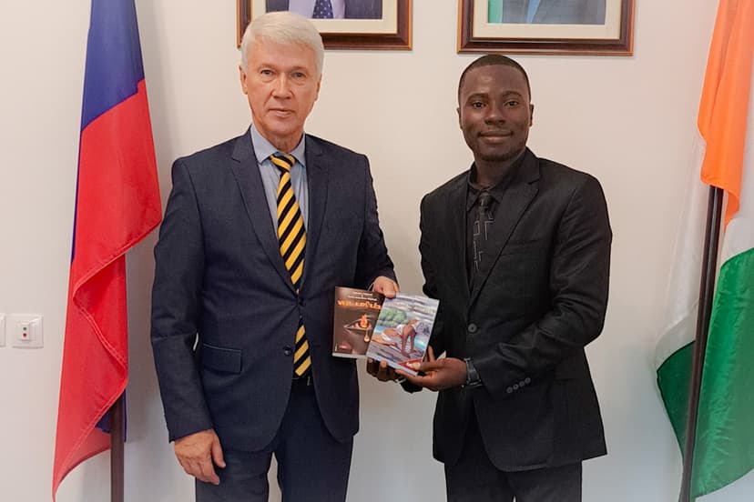 Boris Anselme Takoué présente deux livres à l'ambassadeur de Russie en Côte d'Ivoire