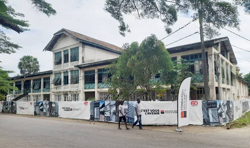 Chronique du lundi - Grand-Bassam : un ancien batiment colonial transformé en musée d'art contemporain et un peintre contemporain, Mounou Desire Koffi