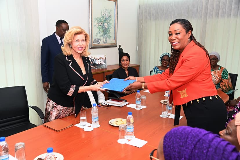 Social : L’Amicale des épouses de Présidents d’Institution et de Ministres offre 5 millions F CFA à la Fondation Children Of Africa