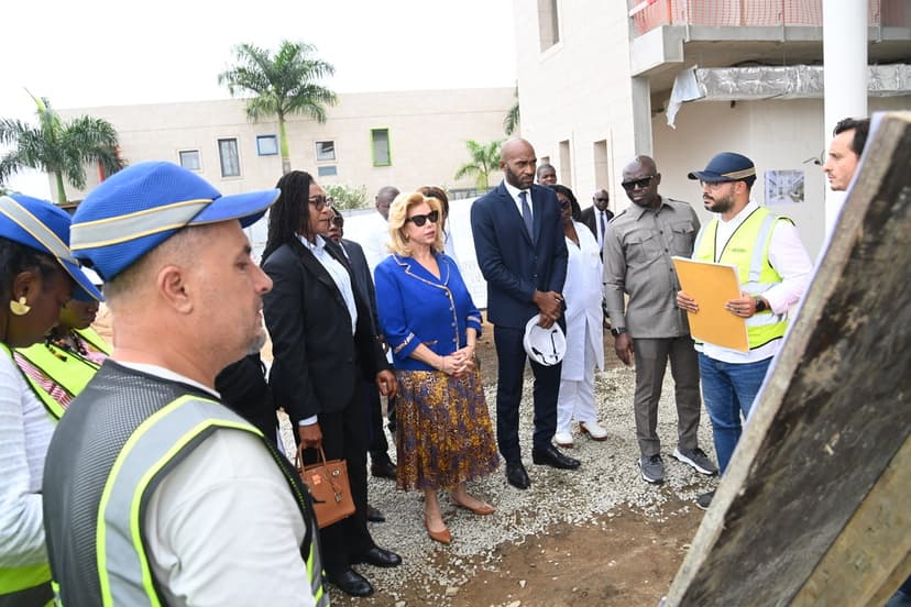 Hôpital Mère-Enfant de Bingerville : La Première Dame, Dominique Ouattara visite le chantier de la nouvelle extension de chirurgie cardiaque pédiatrique