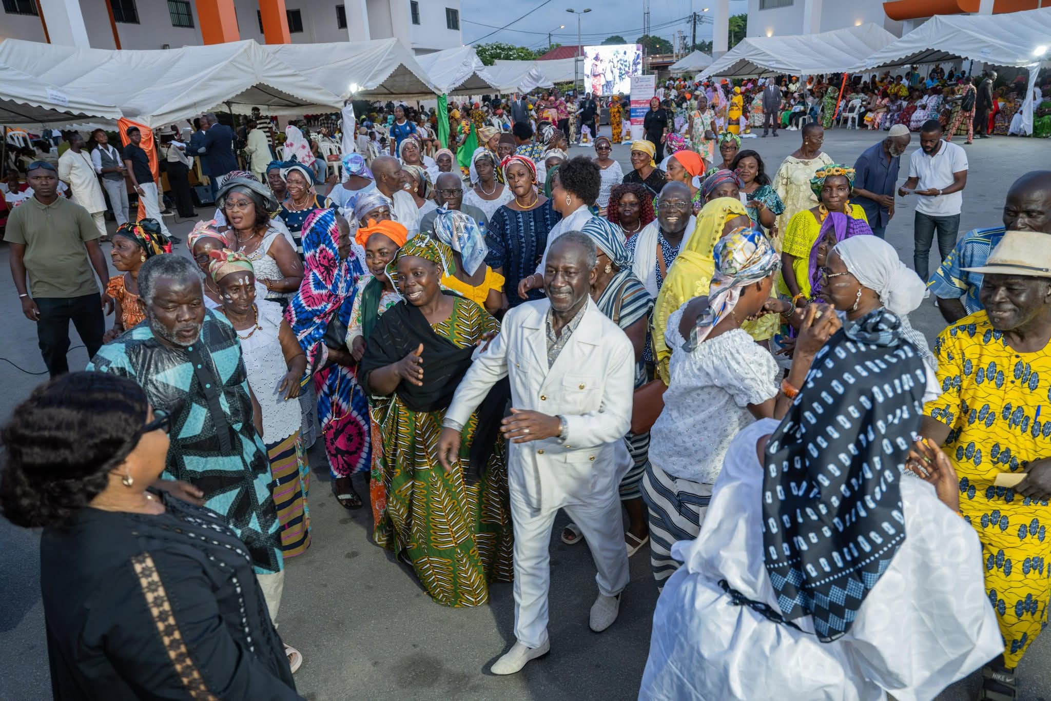 Bictogo allume les lumières de Noël à Yopougon : 700 retraités reçoivent un appui financier