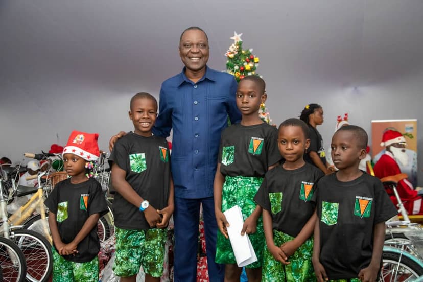 Arbre de Noël à Bouaké : Amadou Koné illumine les fêtes de 6 500 enfants et honore l’excellence scolaire