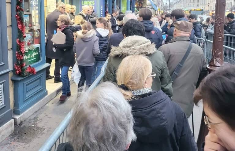 Dédicace de Nicolas Sarkozy : des lectrices rêvent de son retour au pouvoir