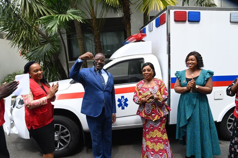 Côte d’Ivoire : Madame Dominique Ouattara, offre une ambulance à la Croix-Rouge
